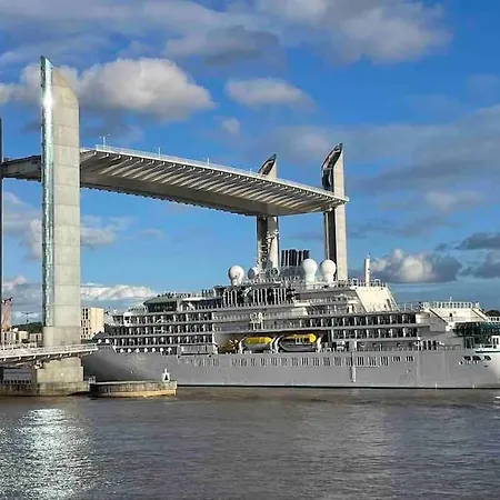 Sunny Riverside Bordeaux