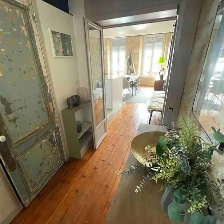Sunny Riverside Apartment *