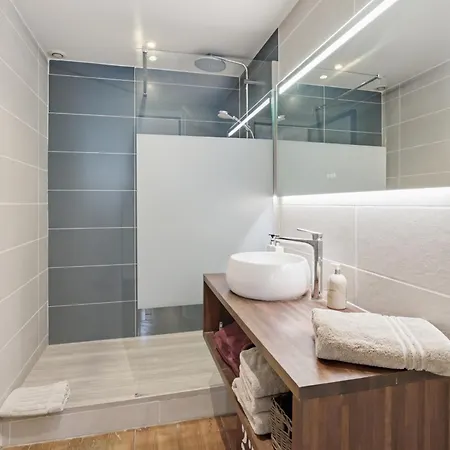 Jennys-getaways Sunny Close Cite Du Vin Apartament